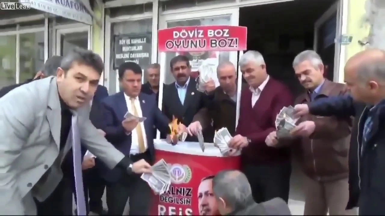 Σύγκρουση ΗΠΑ-Τουρκίας εκτός ορίων: Τούρκοι καίνε αμερικανικά δολάρια, ρούχα, κινητά – Φόβοι για «κραχ» στις αγορές, συναγερμός στην ΕΚΤ